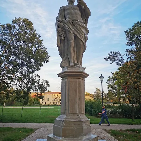 Rossena Tranquillo Appartamento, Con Giardino, Vicino Al Centro Ed All'ospedale Santa Maria Nuova Smn Lejlighed
