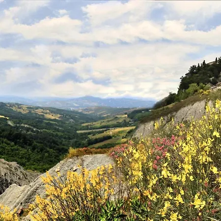 Rossena Tranquillo Appartamento, Con Giardino, Vicino Al Centro Ed All'ospedale Santa Maria Nuova Smn