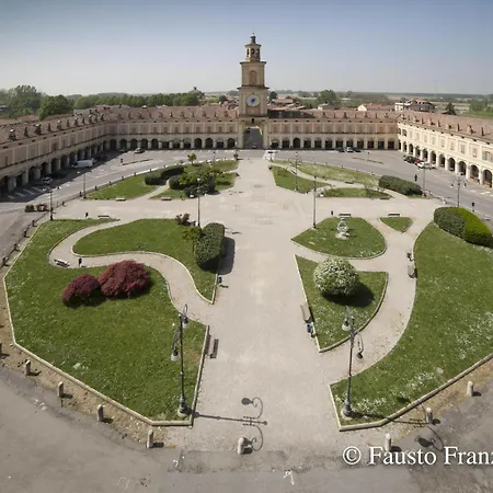 Apartment Rossena Tranquillo Appartamento, Con Giardino, Vicino Al Centro Ed All'ospedale Santa Maria Nuova Smn Reggio Emilia