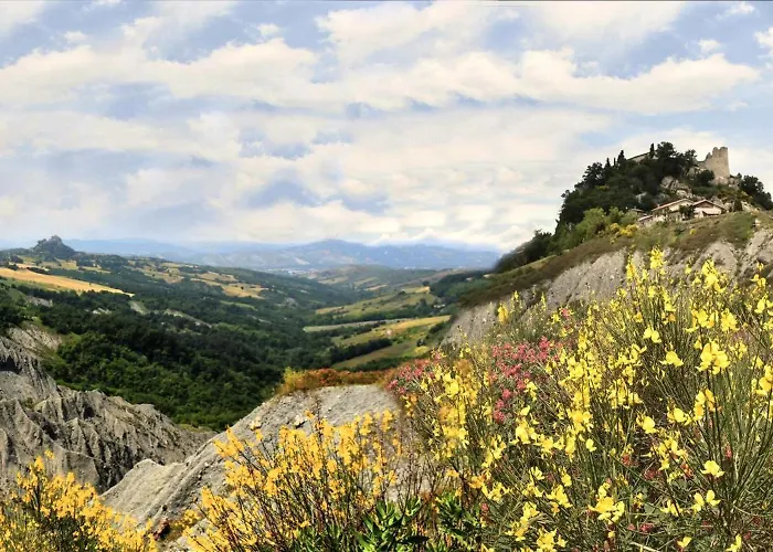 Rossena Tranquillo Appartamento, Con Giardino, Vicino Al Centro Ed All'ospedale Santa Maria Nuova Smn