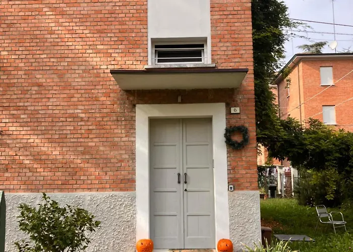 Apartment Rossena Tranquillo Appartamento, Con Giardino, Vicino Al Centro Ed All'ospedale Santa Maria Nuova Smn Reggio nell'Emilia